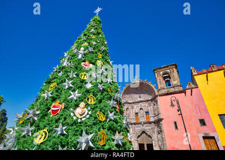 Le decorazioni di Natale nella parte anteriore di Nuestra Senora de Salud chiesa nel centro storico della città Foto Stock