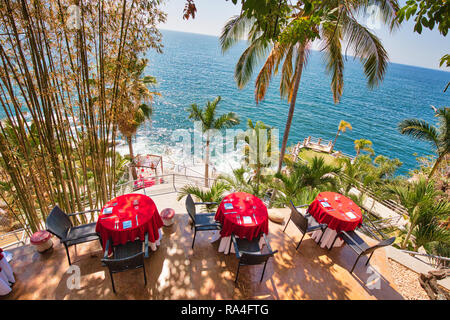 Puerto Vallarta, romantico ristorante di lusso affacciato sulla scenica paesaggi oceano vicino alla baia di Banderas Foto Stock