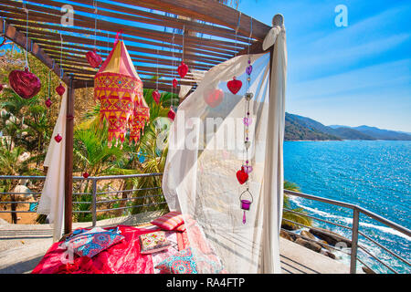 Puerto Vallarta, romantico ristorante di lusso affacciato sulla scenica paesaggi oceano vicino alla baia di Banderas Foto Stock