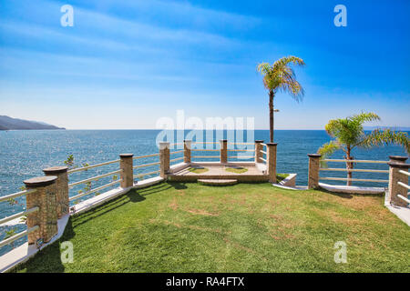 Puerto Vallarta, romantico ristorante di lusso affacciato sulla scenica paesaggi oceano vicino alla baia di Banderas Foto Stock