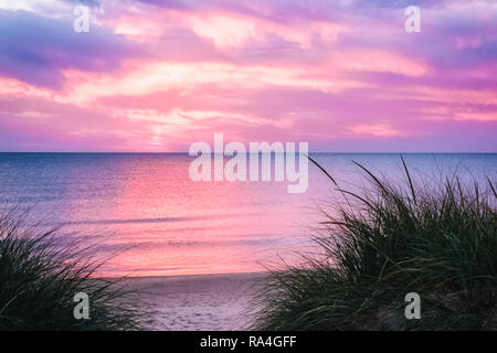 Paradiso personale su una bellissima spiaggia di sabbia bianca al tramonto. Rosy Mound park presso il lago Michigan. La Contea di Ottawa, Michigan, Stati Uniti d'America. Foto Stock