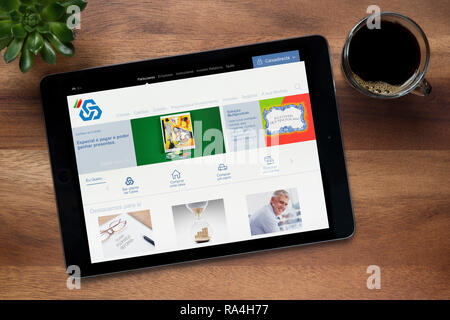 Il sito di Caixa Geral de Depósitos è visto su un tablet iPad, su di un tavolo di legno (solo uso editoriale) Foto Stock