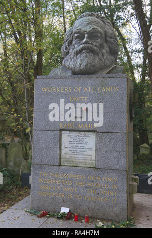 Karl Marx grave il cimitero di Highgate Londra Inghilterra Foto Stock