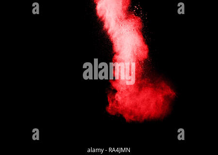 Abstract polvere rossa opener su sfondo nero,congelare il movimento di colore rosso in polvere di esplodere. Foto Stock
