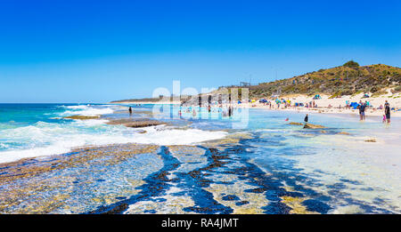 Persone a Yanchep Lagoon Beach in una calda giornata estiva. Foto Stock