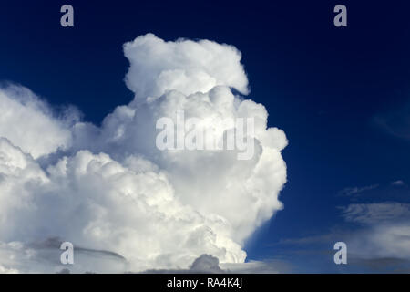 Forte nuvole bianche contro il profondo blu del cielo Foto Stock