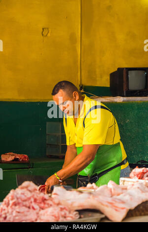 Butcher prepara la carne in un'apertura negozio di macellaio in una strada in Havana Cuba Caraibi Foto Stock