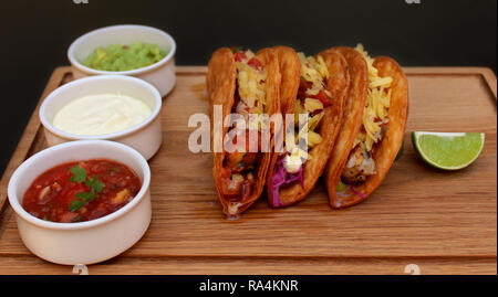Tacos messicano su un pannello di legno Foto Stock
