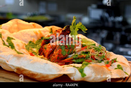 Pollo Tikka con roti Foto Stock