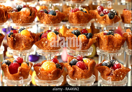 Il brandy snap cookies con frutti di bosco freschi Foto Stock