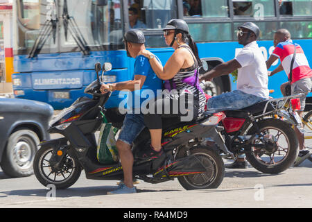 Paio di equitazione in scooter il traffico pesante in Havana Cuba Foto Stock