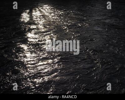 La luce del sole splende sulla superficie del Fiume Derwent, Cleveland, England, Regno Unito Foto Stock