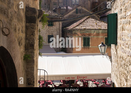 Passeggia per le imponenti e labirintiche strade della storia all'interno delle mura della città vecchia di Cattaro in Montenegro Foto Stock