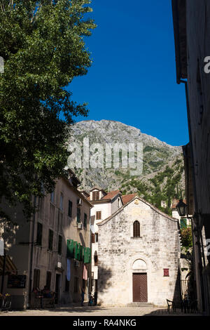 Passeggia per le imponenti e labirintiche strade della storia all'interno delle mura della città vecchia di Cattaro in Montenegro Foto Stock