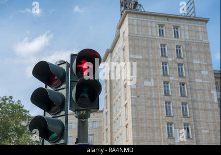 Street a piedi nel segno della vecchia Berlino Est parte della città che mostra diverse piccolo uomo in rosso di non firmare a piedi. Foto Stock