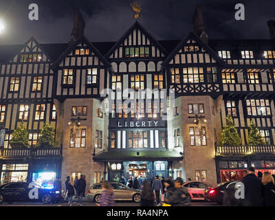 Vista del Liberty department store Londra a Natale a notte Foto Stock