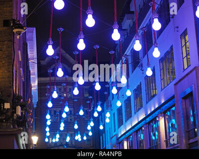 Vista guardando le belle luci di Natale appeso in Ganton Street adiacente Carnaby Street Londra 2018 Foto Stock