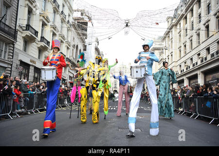 Gli artisti interpreti o esecutori prendere parte a Londra nel primo giorno del nuovo anno Parade. Foto Stock