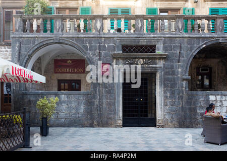 Passeggia per le imponenti e labirintiche strade della storia all'interno delle mura della città vecchia di Cattaro in Montenegro Foto Stock