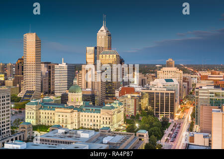 Indianapolis, Indiana, Stati Uniti d'America skyline del centro al crepuscolo da sopra. Foto Stock