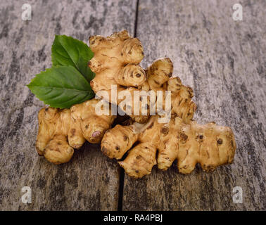 Carciofo di Gerusalemme su legno Foto Stock