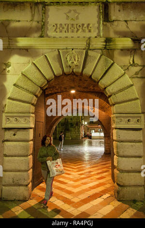 La notte getta ombre sull'architettura medievale della città vecchia di Cattaro, Montenegro. Foto Stock