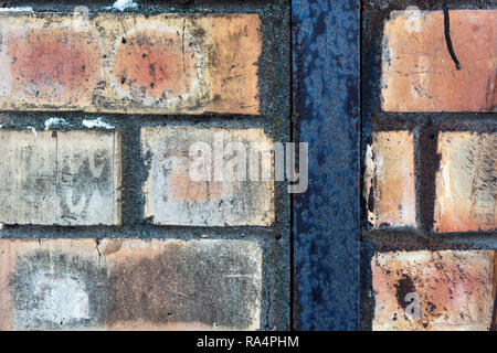 Parte anteriore vista ravvicinata di un vecchio muro in mattoni - Immagine Foto Stock