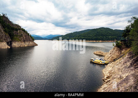 Scenario di Vidraru diga e lago in Romania. Carpazi, regione Corbeni Foto Stock
