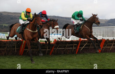 Eventuale vincitore mezzanotte ombra cavalcato da Danny Cook (sinistra) salta l'ultimo con la vecchia guardia cavalcato da Harry Cobden (centro) e Wholestone cavalcato da Daryl Jacob (destra) in Ingegneria Dornan Relkeel ostacolo durante l'anno nuovo incontro a Cheltenham Racecourse. Foto Stock