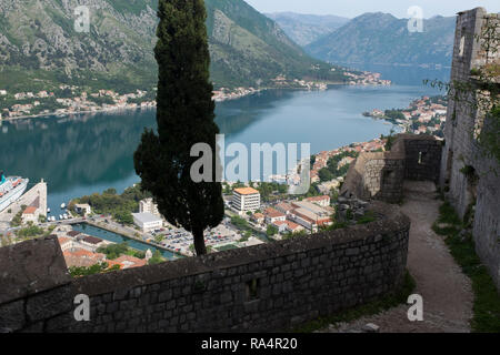 Vedute lungo la Baia di Kotor dai merli del castello e fortini al di sopra di Kotor, Montenegro Foto Stock