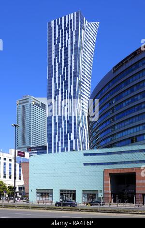 Varsavia, Masovia / Polonia - 2018/06/08: vista panoramica del centro della città con un moderno grattacielo a vela all'Zlota 44 e cultura e Intercontinental Hotel Foto Stock