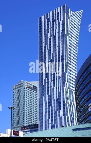 Varsavia, Masovia / Polonia - 2018/06/08: vista panoramica del centro della città con un moderno grattacielo a vela all'Zlota 44 e cultura e Intercontinental Hotel Foto Stock