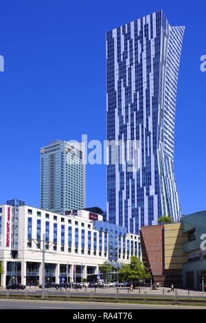 Varsavia, Masovia / Polonia - 2018/06/08: vista panoramica del centro della città con un moderno grattacielo a vela all'Zlota 44 e cultura e Intercontinental Hotel Foto Stock