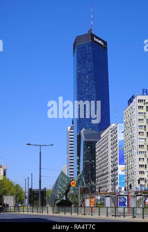 Varsavia, Masovia / Polonia - 2018/06/08: vista panoramica del centro città con grattacieli moderni - Q22 a 22 Jana Pawla II street Foto Stock