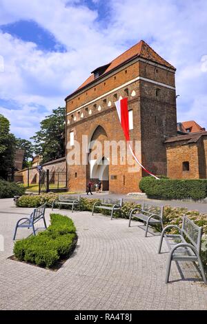 Torun, Kujavian-Pomeranian / Polonia - 2018/06/10: storica Temple Gate della citta' vecchia di Torun gotiche mura di difesa dal fiume Vistola Foto Stock