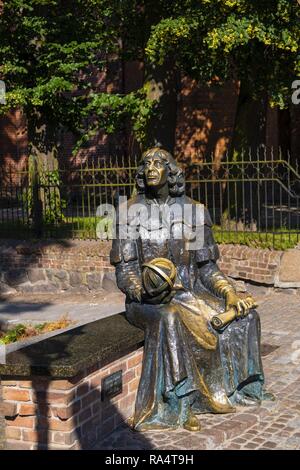 Olsztyn, Warmian-Masurian / Polonia - 2018/06/16: Rinascimento astronomo Nicolaus Copernicus monumento nel quartiere storico di Olsztyn città vecchia Foto Stock