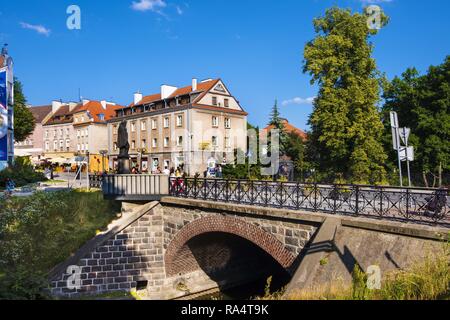 Olsztyn, Warmian-Masurian / Polonia - 2018/06/16: Ponte sopra il fiume Lyna nel quartiere storico di Olsztyn città vecchia Foto Stock