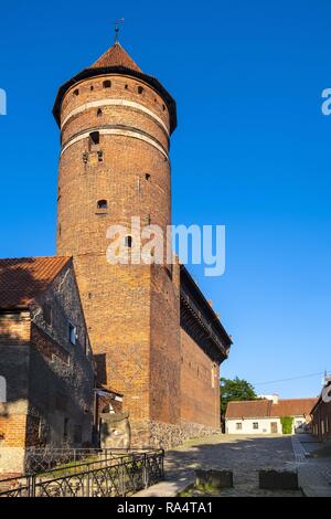 Olsztyn, Warmian-Masurian / Polonia - 2018/06/16: torre di difesa nel castello dei Vescovi Warmian nel quartiere storico di Olsztyn città vecchia Foto Stock