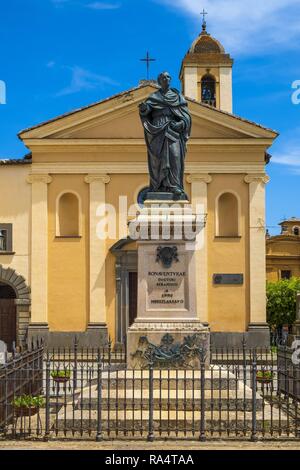 Bagnoregio, Lazio / Italia - 2018/05/26: chiesa dell'Annunciazione e Saint Augustin statua nel centro storico della città vecchia a Piazza Sant'Agostino square Foto Stock