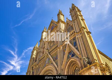 Orvieto, Umbria / Italia - 2018/05/26: Duomo di Orvieto Cattedrale in Piazza Duomo in tempo antico quartiere storico Foto Stock