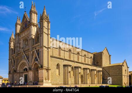 Orvieto, Umbria / Italia - 2018/05/26: Duomo di Orvieto Cattedrale in Piazza Duomo in tempo antico quartiere storico Foto Stock