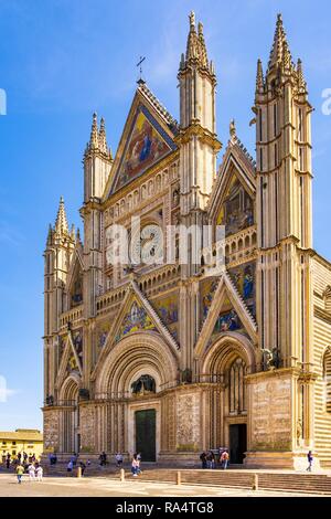 Orvieto, Umbria / Italia - 2018/05/26: Duomo di Orvieto Cattedrale in Piazza Duomo in tempo antico quartiere storico Foto Stock