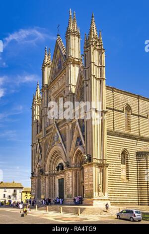 Orvieto, Umbria / Italia - 2018/05/26: Duomo di Orvieto Cattedrale in Piazza Duomo in tempo antico quartiere storico Foto Stock