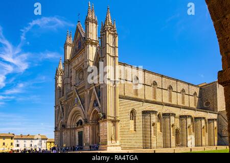 Orvieto, Umbria / Italia - 2018/05/26: Duomo di Orvieto Cattedrale in Piazza Duomo in tempo antico quartiere storico Foto Stock