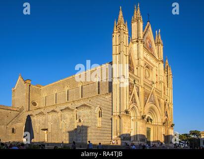 Orvieto, Umbria / Italia - 2018/05/26: Duomo di Orvieto Cattedrale in Piazza Duomo in tempo antico quartiere storico Foto Stock