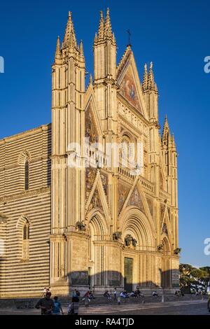 Orvieto, Umbria / Italia - 2018/05/26: Duomo di Orvieto Cattedrale in Piazza Duomo in tempo antico quartiere storico Foto Stock