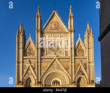 Orvieto, Umbria / Italia - 2018/05/26: Duomo di Orvieto Cattedrale in Piazza Duomo in tempo antico quartiere storico Foto Stock