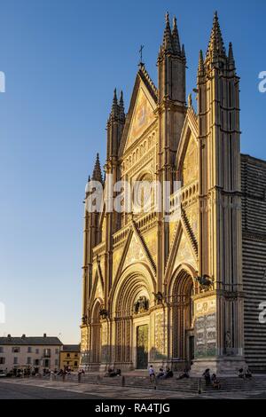 Orvieto, Umbria / Italia - 2018/05/26: Duomo di Orvieto Cattedrale in Piazza Duomo in tempo antico quartiere storico Foto Stock