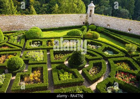 Pieskowa Skala, Piccola Polonia / Polonia - 2018/09/09: giardini interni del castello storico Pieskowa Skala dal fiume Pradnik nella Ojcowski National Park Foto Stock