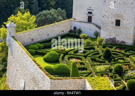 Pieskowa Skala, Piccola Polonia / Polonia - 2018/09/09: giardini interni del castello storico Pieskowa Skala dal fiume Pradnik nella Ojcowski National Park Foto Stock